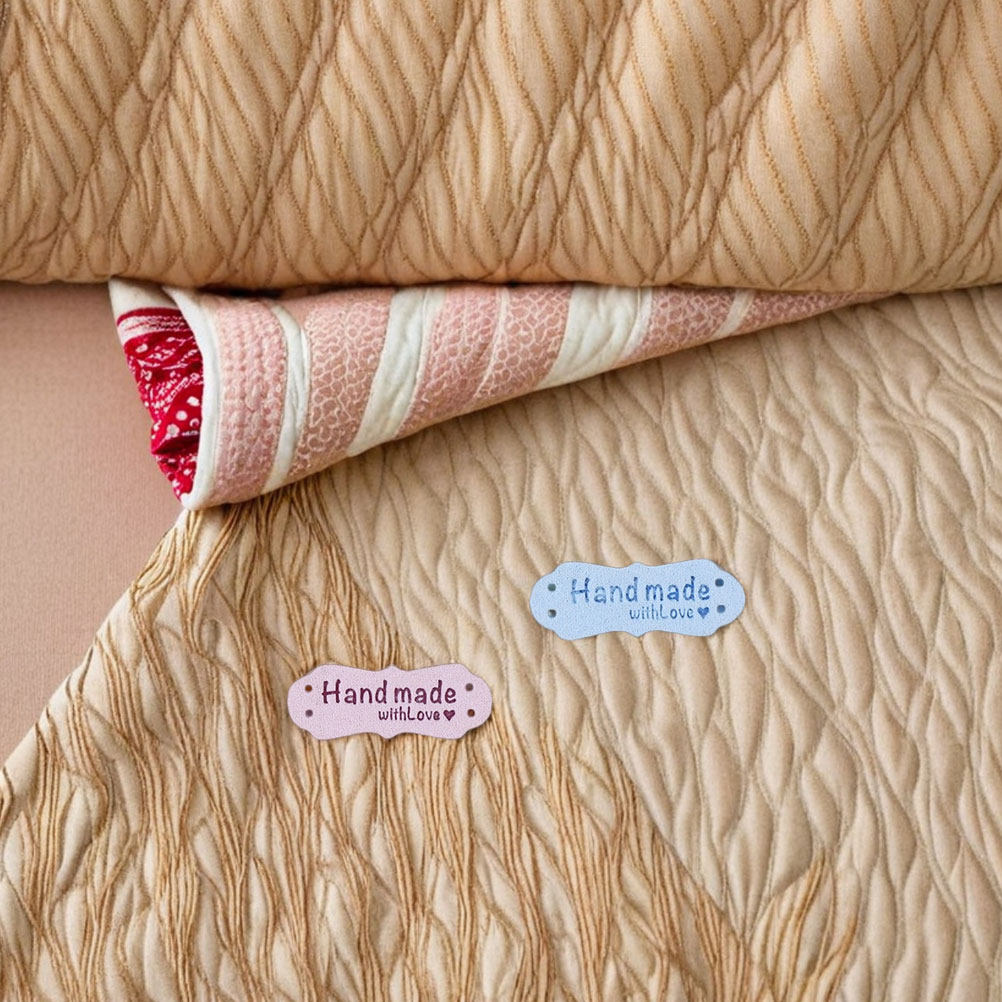 Sewing Labels - ป้ายผ้าหนังกลับปั๊มนูนสำหรับเสื้อผ้าทำมือ 100 ชิ้น สำหรับเย็บหมวก เสื้อผ้า DIY