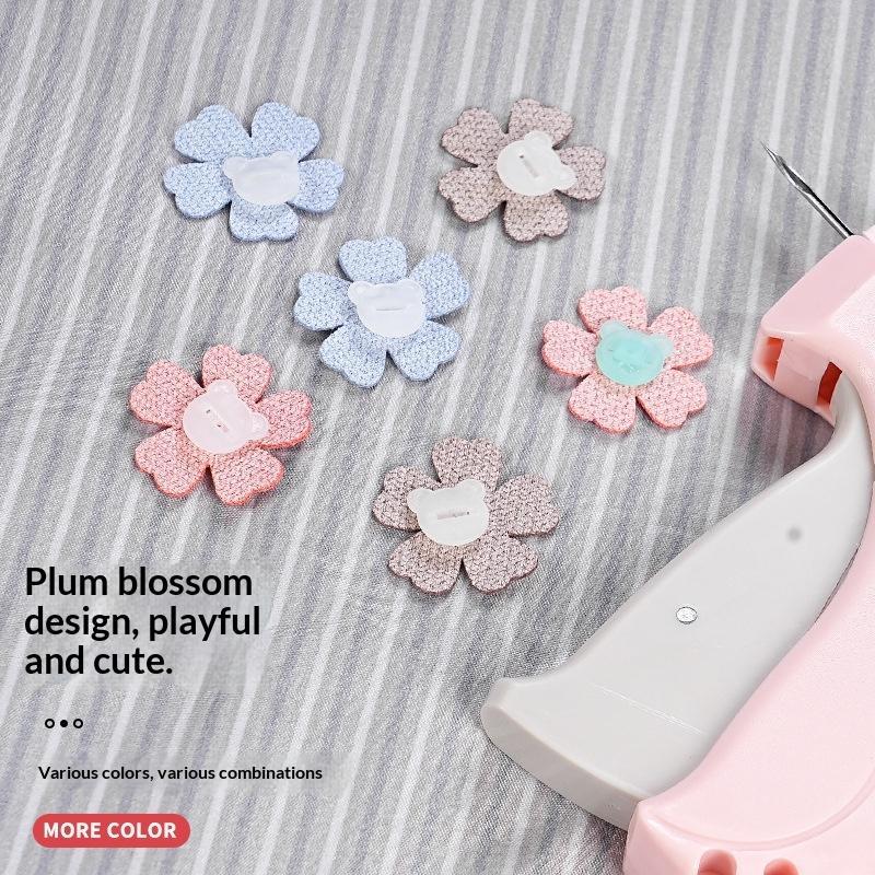 Sewing Labels - เครื่องมือเย็บผ้าแบบพกพาขนาดเล็กใหม่ สำหรับซ่อมแซมเสื้อผ้าอย่างรวดเร็ว อุปกรณ์ DIY สำหรับติดป้ายและยึดผ้า ช่วยให้ซ่อมแซมเสื้อผ้าได้ง่าย